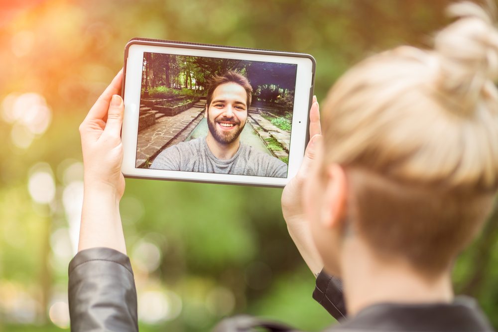 10 Ways to Survive a Long Distance Relationship 1 10 Ways to Survive a Long Distance Relationship